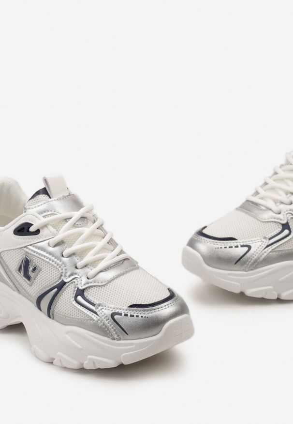 Born2be - Biało-Srebrne Sneakersy na Grubej Podeszwie z Ozdobnymi Wstawkami i Sznurowaniem Ladilka. Nosek buta: okrągły. Zapięcie: sznurówki. Kolor: biały. Materiał: materiał. Obcas: na obcasie. Wysokość obcasa: niski