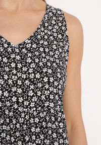 Born2be - Czarna Bawełniana Sukienka w Kwiaty z Falbanką Rissafa. Okazja: na co dzień. Kolor: czarny. Materiał: bawełna. Wzór: kwiaty. Typ sukienki: proste. Styl: casual #4