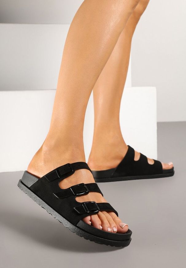 Renee - Czarne Klapki z Ekozamszu z Trzema Paseczkami z Klamrami Agisia. Okazja: na co dzień. Kolor: czarny. Materiał: len. Sezon: lato. Obcas: na obcasie. Styl: elegancki, casual. Wysokość obcasa: niski