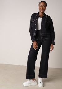 Born2be - Niebieska Kurtka Jeansowa z Bawełną Zdobiona Kontrastowymi Lamówkami Nedore. Okazja: na spacer, na co dzień. Kolor: niebieski. Materiał: bawełna, jeans. Wzór: aplikacja. Sezon: lato. Styl: casual, klasyczny #4