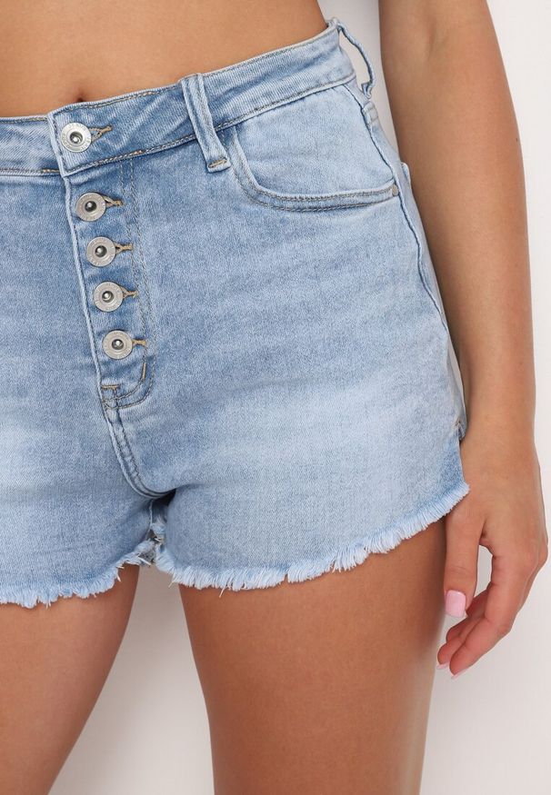 Born2be - Niebieskie Jeansowe Szorty z Wysokim Stanem i Ozdobnymi Guzikami Jeviana. Okazja: na co dzień. Stan: podwyższony. Kolor: niebieski. Materiał: jeans. Długość: krótkie. Sezon: lato. Styl: elegancki, casual