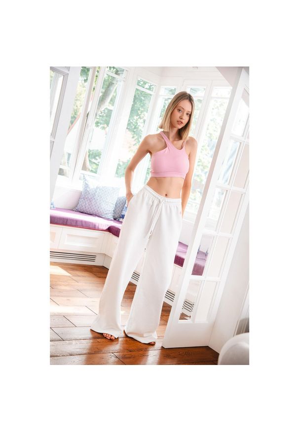 MOONHOLI - Spodnie do jogi Moonholi Ivy Sweatpants z szerokimi nogawkami. Kolor: beżowy. Sport: joga i pilates