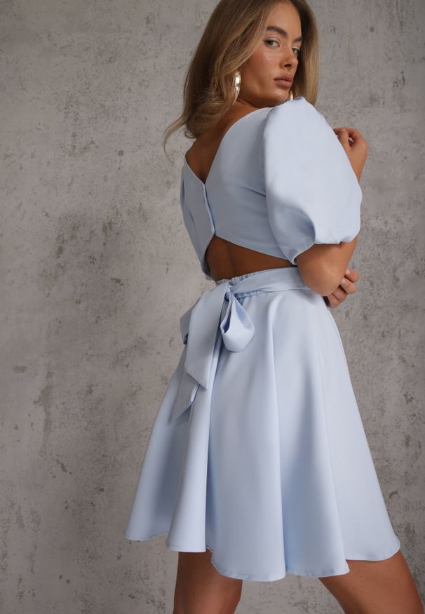 Renee - Niebieska Elegancka Sukienka z Bufiastymi Rękawami Odkrytymi Plecami i Wiązaniem Haritte. Kolor: niebieski. Typ sukienki: rozkloszowane. Styl: elegancki