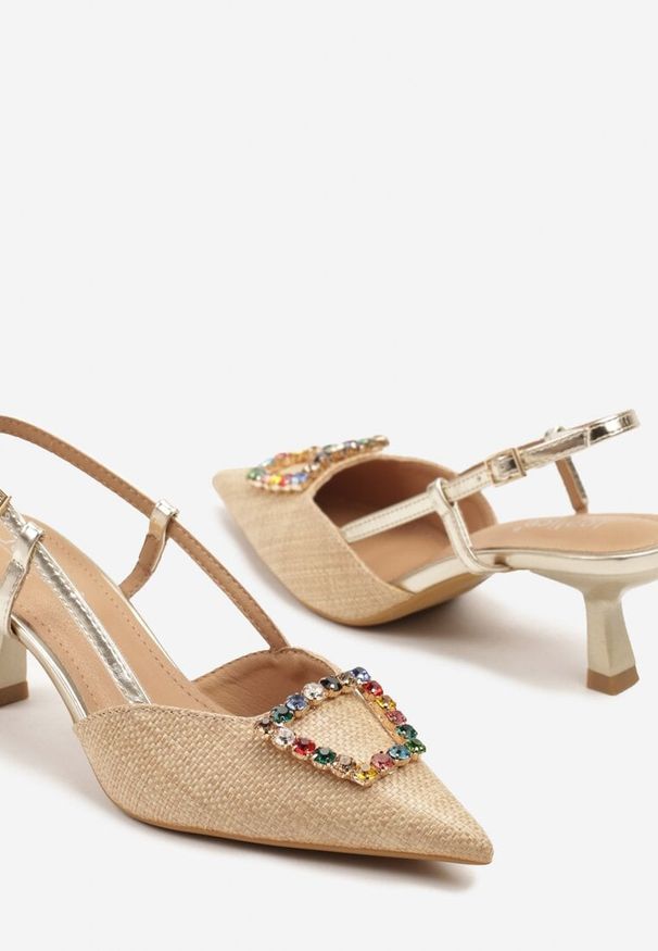 Renee - Złote Sandały Slingback na Kaczuszce z Tweedowymi Wstawkami i Cyrkoniami Nalivna. Okazja: na spotkanie biznesowe, na co dzień. Kolor: złoty. Obcas: na szpilce. Styl: biznesowy, casual, elegancki. Wysokość obcasa: niski