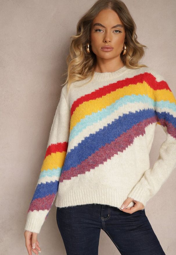 Renee - Jasnobeżowy Sweter Ozdobiony Ukośnymi Paskami Zenstina. Okazja: na co dzień. Kolor: beżowy. Materiał: jeans. Wzór: aplikacja. Styl: casual