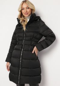 Born2be - Czarna Pikowana Kurtka z Odpinanym Kapturem i Elastycznym Paskiem Jeuna. Kolor: czarny. Sezon: zima #1