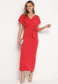 Born2be - Czerwona Wieczorowa Sukienka z Kopertowym Dekoltem i Rozcięciem z Materiałowym Paskiem Vorni. Okazja: na co dzień. Kolor: czerwony. Materiał: materiał. Typ sukienki: kopertowe. Styl: wizytowy #2