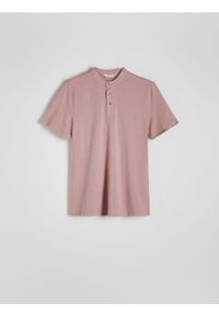 Reserved - Koszulka polo regular ze stójką - brudny róż. Typ kołnierza: polo, kołnierzyk stójkowy. Kolor: różowy. Materiał: bawełna, dzianina #1