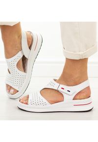 Białe skórzane sandały damskie T.Sokolski 26-31. Okazja: na co dzień. Zapięcie: rzepy. Kolor: biały. Materiał: skóra. Sezon: wiosna, lato. Obcas: na platformie. Styl: casual #1