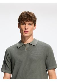 Reserved - Strukturalny sweter polo - jasny zielony. Typ kołnierza: polo. Kolor: zielony. Materiał: bawełna, dzianina #1