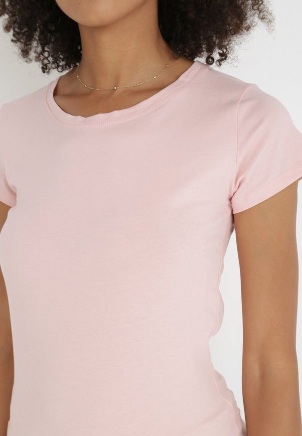 Born2be - Jasnoróżowy T-shirt Gathanthei. Okazja: do domu, na co dzień. Kolor: różowy. Materiał: jeans, bawełna, dresówka, dzianina. Długość rękawa: krótki rękaw. Długość: krótkie. Wzór: gładki. Styl: sportowy, klasyczny, casual