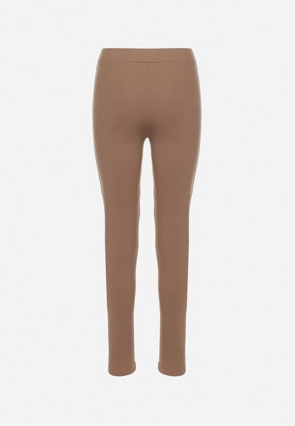 Born2be - Ciemnobeżowe Legginsy z Wiskozą z Wysokim Stanem Zdobione Guzikiem z Cyrkoniami Nalette. Okazja: na co dzień. Stan: podwyższony. Kolor: beżowy. Materiał: wiskoza. Wzór: aplikacja. Styl: elegancki, casual