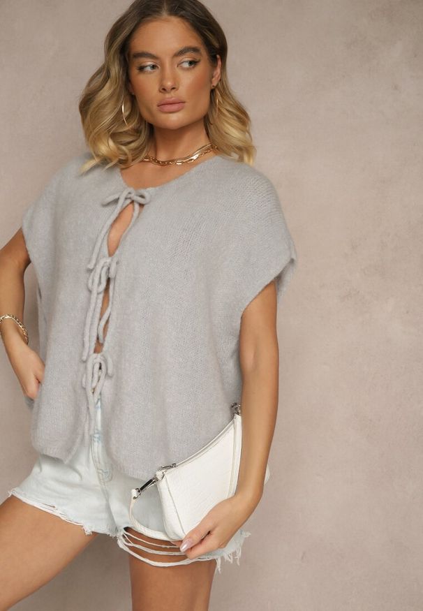 Renee - Jasnoszara Narzutka Kamizelka Wiązana z Przodu z Domieszką Moheru Vikelira. Okazja: na co dzień. Kolor: szary. Materiał: moher. Styl: elegancki, casual