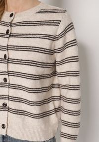 Born2be - Beżowy Kardigan w Paski z Domieszką Wełny z Dodatkową Narzutką Fedina. Kolor: beżowy. Materiał: wełna. Długość rękawa: długi rękaw. Długość: długie. Wzór: paski. Styl: klasyczny, elegancki #4