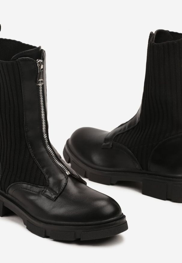 Born2be - Czarne Botki ze Skarpetkową Cholewką Zapinane z Przodu na Suwak Zinola. Okazja: na co dzień. Kolor: czarny. Materiał: jeans. Szerokość cholewki: normalna. Wzór: aplikacja. Obcas: na obcasie. Styl: klasyczny, elegancki, casual. Wysokość obcasa: średni