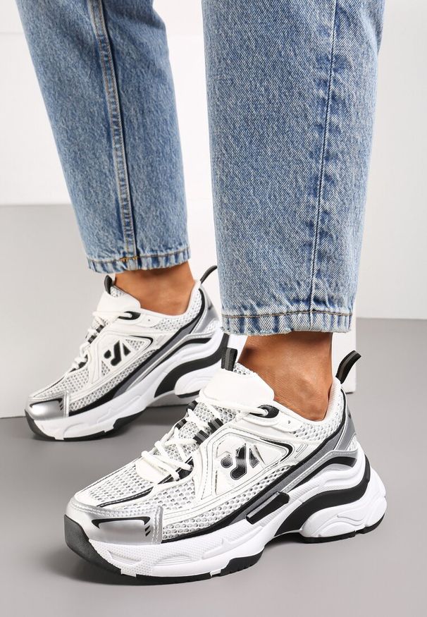 Renee - Biało-Srebrne Sneakersy na Grubej Podeszwie Ozdobione Siateczkowymi Wstawkami Korianna. Kolor: srebrny. Wzór: aplikacja
