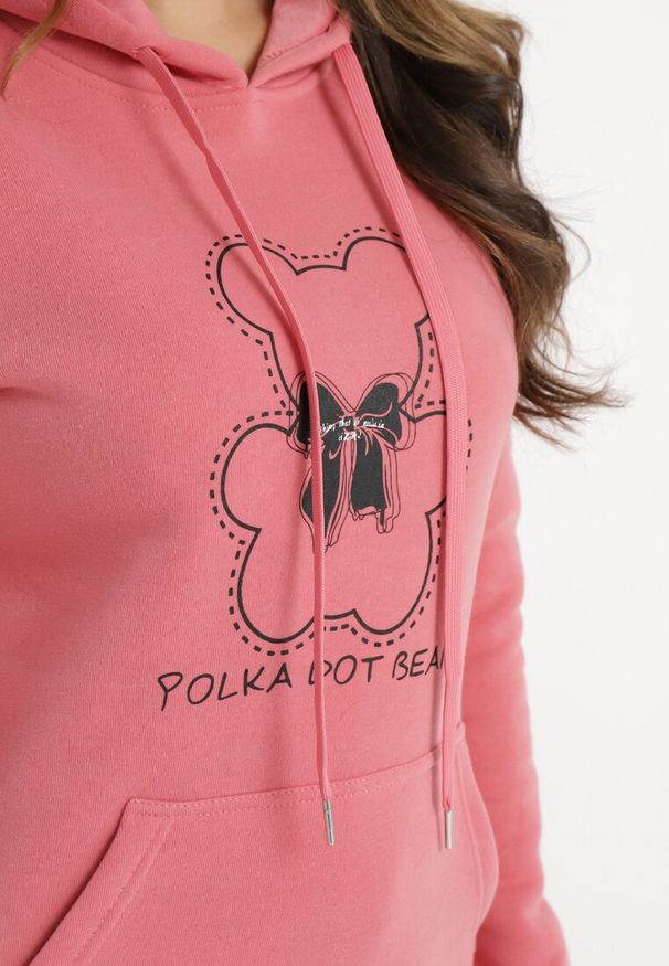 Born2be - Różowa Klasyczna Bluza z Polarem i Kapturem Wkładana Przez Głowę i Ozdobiona Nadrukiem Lettora. Typ kołnierza: kaptur. Kolor: różowy. Materiał: polar. Wzór: aplikacja, nadruk. Styl: klasyczny