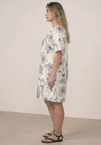 Born2be - Granatowo-Biała Sukienka z Wiskozy o Pudełkowym Kroju w Kwiatowy Print Reninca. Okazja: na co dzień. Kolekcja: plus size. Kolor: niebieski. Materiał: wiskoza. Wzór: nadruk, kwiaty. Sezon: lato. Typ sukienki: proste, dla puszystych. Styl: casual #6