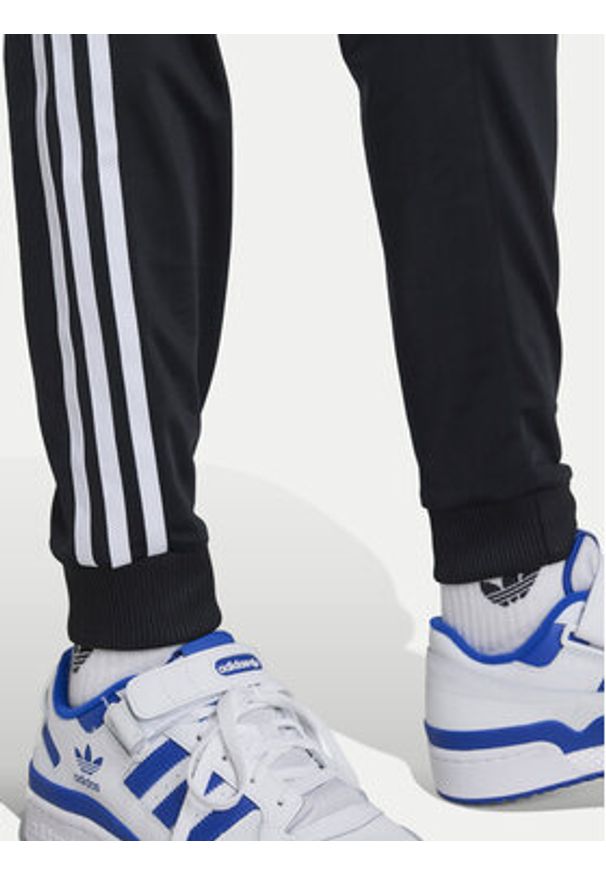 Adidas - adidas Spodnie dresowe adicolor SST IX7630 Czarny Regular Fit. Kolor: czarny. Materiał: syntetyk
