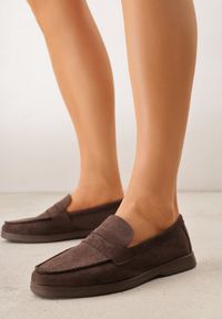 Renee - Ciemnobrązowe Mokasyny Casual VICES z Imitacji Zamszu z Wkładką ze Skóry Naturalnej Sheiris. Okazja: na co dzień. Kolor: brązowy. Materiał: zamsz, skóra. Styl: casual #8