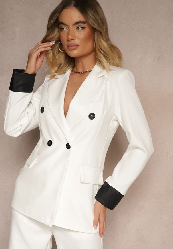 Renee - Biała Taliowana Marynarka Ozdobiona Klapami Evelhiria. Okazja: na co dzień. Kolor: biały. Materiał: jeans. Wzór: aplikacja. Styl: klasyczny, elegancki, casual