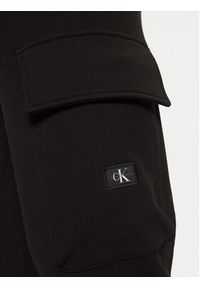 Calvin Klein Jeans Spodnie dresowe J30J326762 Czarny Regular Fit. Kolor: czarny. Materiał: bawełna #5