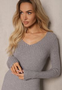 Renee - Szara Dopasowana Sukienka z Prążkowanej Dzianiny z Wełną i Kaszmirem z Dekoltem w Serek Vaielle. Okazja: na co dzień. Typ kołnierza: dekolt w serek. Kolor: szary. Materiał: prążkowany, dzianina, kaszmir, wełna. Długość rękawa: długi rękaw. Typ sukienki: dopasowane. Styl: elegancki, casual #4