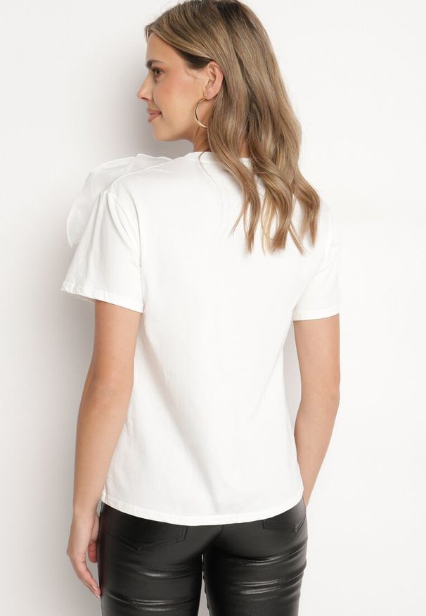 Born2be - Biały T-shirt Koszulka z Krótkim Rękawem i Aplikacją w Kształcie Kwiatu Nestairis. Kolor: biały. Długość rękawa: krótki rękaw. Długość: krótkie. Wzór: aplikacja, kwiaty. Styl: klasyczny