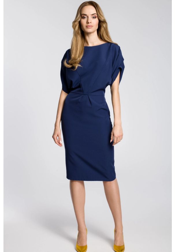 Sukienki.shop - Sukienka ołówkowa kimonowa z bufiastymi rękawami granatowa. Okazja: na randkę, na ślub cywilny, do pracy, na wesele, na imprezę. Kolor: niebieski. Materiał: tkanina, elastan, materiał. Wzór: gładki. Typ sukienki: ołówkowe. Styl: elegancki. Długość: midi