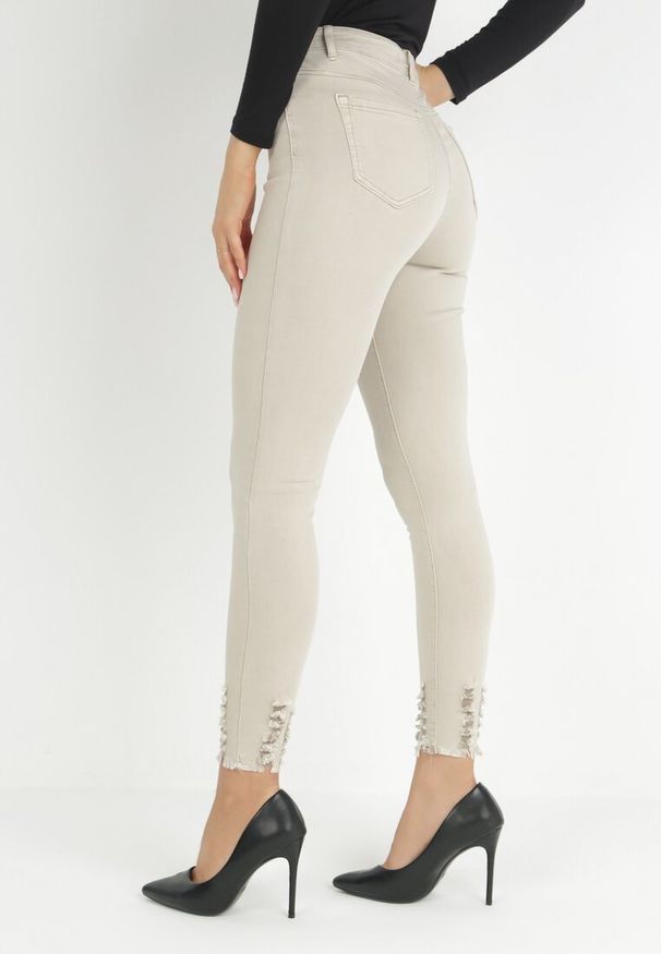 Born2be - Jasnobeżowe Jeansy Skinny z Postrzępioną Nogawką Chiteli. Kolor: beżowy