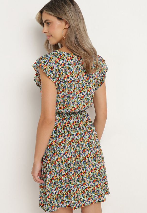 Born2be - Granatowo-Niebieska Bawełniana Sukienka w Kwiaty z Gumką w Talii i Falbanką Dimllara. Okazja: na co dzień. Kolor: niebieski. Materiał: bawełna. Wzór: kwiaty. Styl: klasyczny, casual, elegancki