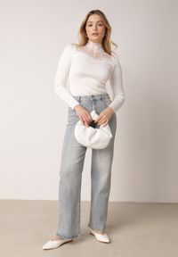 Born2be - Biały Dopasowany Sweter z Półgolfem z Wiskozą Zdobiony Koronkową Siateczką Genna. Okazja: na co dzień. Kolor: biały. Materiał: wiskoza, koronka. Wzór: aplikacja. Styl: casual, elegancki #5