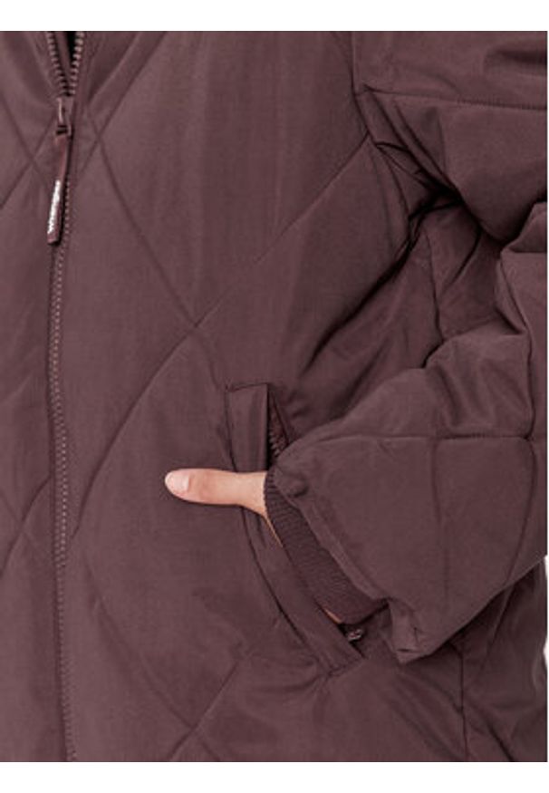 Wrangler Kurtka zimowa 112342650 Bordowy Regular Fit. Kolor: czerwony. Materiał: syntetyk. Sezon: zima
