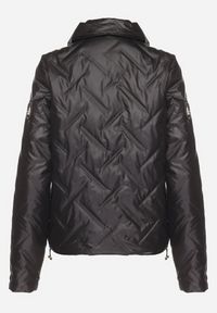 Born2be - Czarna Pikowana Kurtka z Eleganckim Kołnierzykiem i Ściągaczem Dizana. Okazja: na co dzień. Kolor: czarny. Materiał: jeans. Wzór: aplikacja. Styl: elegancki #5