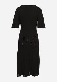 Born2be - Czarna Sukienka Trapezowa z Wiskozą Zapinana na Guziki Zetiella. Okazja: na co dzień. Kolor: czarny. Materiał: wiskoza. Długość rękawa: krótki rękaw. Typ sukienki: trapezowe. Styl: casual #3