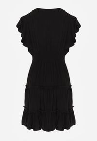 Born2be - Czarna Gładka Sukienka Mini Taliowana z Falbankami Wokół Ramion Zynnas. Typ kołnierza: kołnierz z falbankami. Kolor: czarny. Wzór: gładki. Sezon: lato. Długość: mini #6