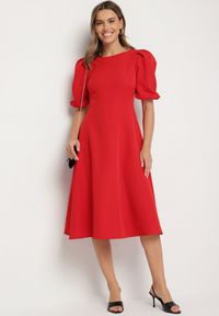 Born2be - Czerwona Sukienka o Rozkloszowanym Kroju z Bufiastymi Rękawami Melisseia. Kolor: czerwony. Styl: klasyczny