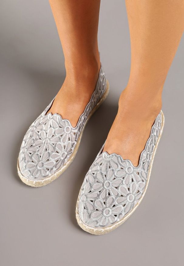 Renee - Szare Plecione Espadryle Vices z Kwiatowym Motywem z Ażurowymi Wycięciami Honavia. Okazja: na co dzień, na spacer. Kolor: szary. Materiał: jeans. Wzór: ażurowy, kwiaty. Styl: casual