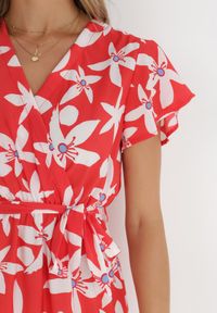 Born2be - Czerwona Sukienka Marrie. Kolor: czerwony. Materiał: materiał. Długość rękawa: krótki rękaw. Wzór: kwiaty. Sezon: lato. Typ sukienki: kopertowe. Długość: maxi #6