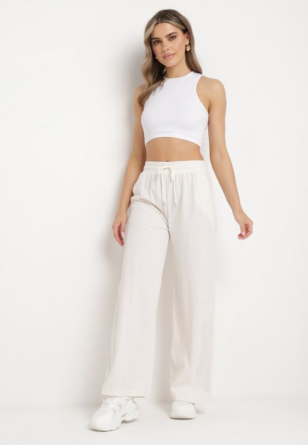 Born2be - Jasnobeżowe Prążkowane Spodnie z Szerokimi Nogawkami i Gumką w Pasie Itrulla. Okazja: na co dzień. Stan: podwyższony. Kolor: beżowy. Materiał: prążkowany. Styl: casual