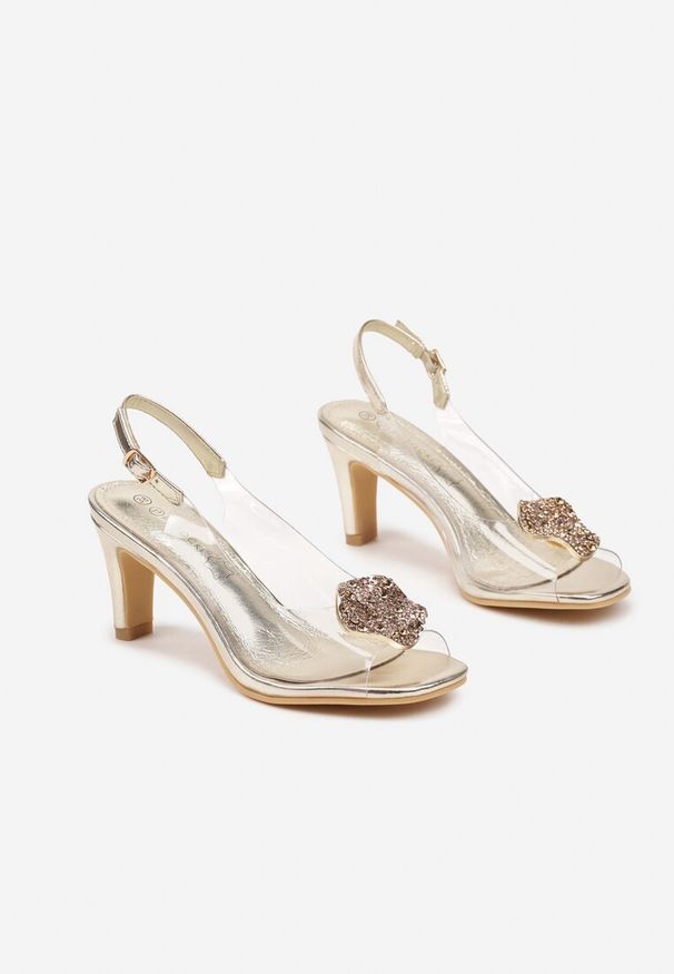 Renee - Złote Sandały Transparentne na Obcasie z Ozdobną Aplikacją z Cyrkoniami Selreis. Okazja: na imprezę, na co dzień. Nosek buta: otwarty. Zapięcie: sprzączka. Kolor: złoty. Wzór: aplikacja. Materiał: jeans. Obcas: na obcasie. Styl: elegancki, casual, klasyczny. Wysokość obcasa: średni