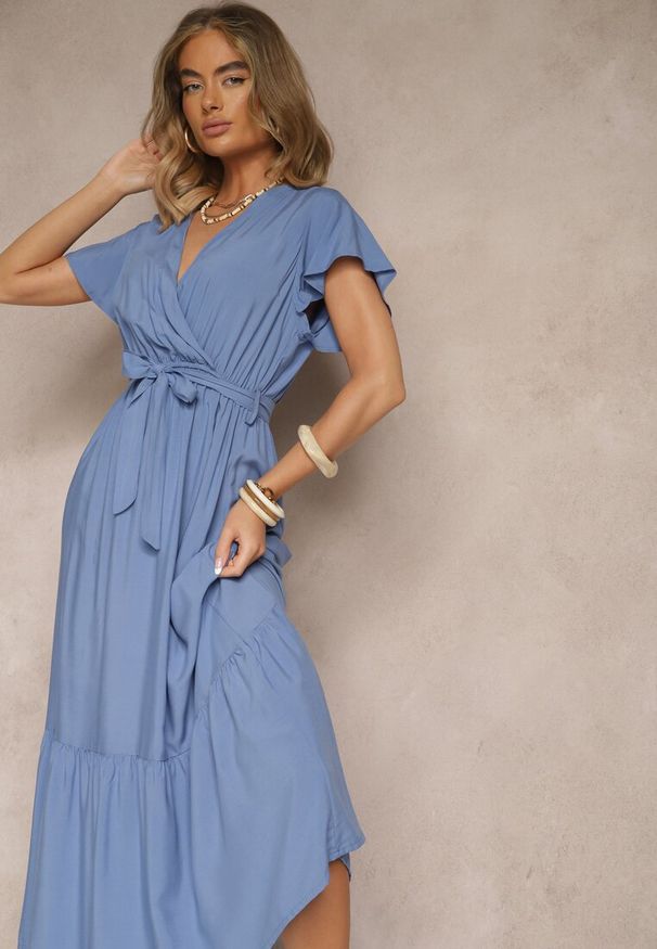 Renee - Niebieska Kopertowa Sukienka z Wiskozy Ozdobiona Paskiem Savioneira. Okazja: na co dzień. Typ kołnierza: dekolt w kształcie V. Kolor: niebieski. Materiał: wiskoza. Wzór: aplikacja. Typ sukienki: kopertowe. Styl: elegancki, casual, klasyczny