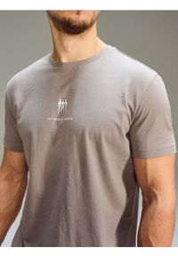 Sinsay - Bawełniana koszulka z haftem - szary. Kolor: szary. Materiał: bawełna. Wzór: haft #1