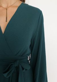 Born2be - Ciemnozielona Kopertowa Sukienka Kombinezon Mini z Falbanką Bomina. Okazja: na randkę. Typ kołnierza: dekolt kopertowy. Kolor: zielony. Typ sukienki: kopertowe. Styl: elegancki. Długość: mini #3