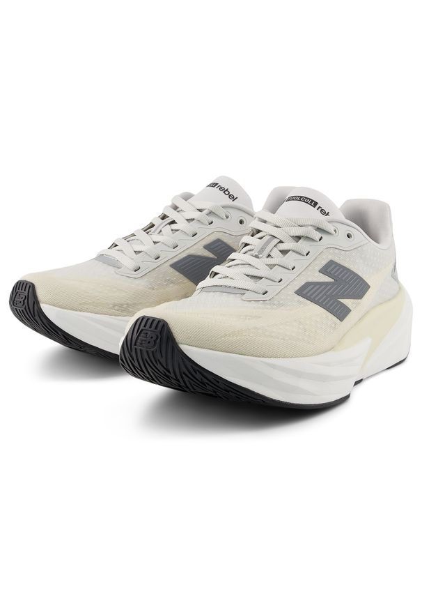 Buty damskie New Balance FuelCell Rebel v5 WFCXLX5 – szare. Kolor: szary. Materiał: syntetyk, materiał, guma. Szerokość cholewki: normalna. Wzór: geometria. Sport: bieganie, fitness
