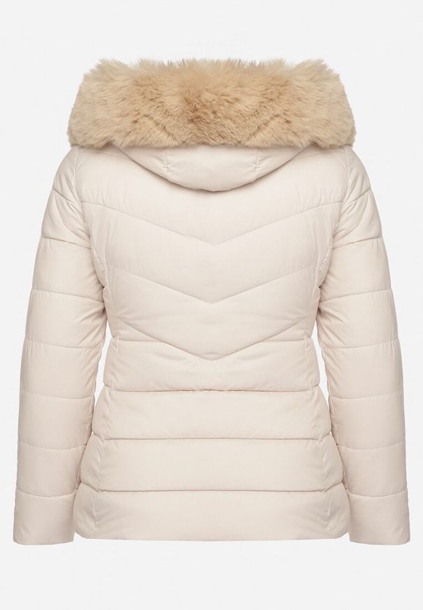 Born2be - Beżowa Pikowana Kurtka z Odpinanym Kapturem z Futerkiem Savessia. Okazja: na spacer. Kolekcja: plus size. Kolor: beżowy. Materiał: futro. Wzór: aplikacja. Styl: elegancki