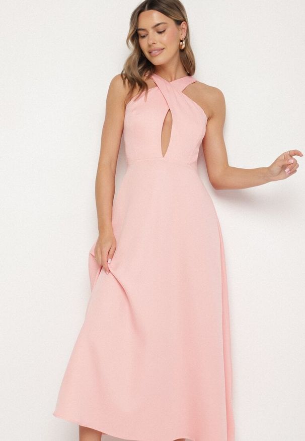 Born2be - Różowa Rozkloszowana Sukienka z Wiskozą i Dekoltem Typu Halter Dolienna. Typ kołnierza: dekolt halter. Kolor: różowy. Materiał: wiskoza. Typ sukienki: rozkloszowane. Styl: elegancki