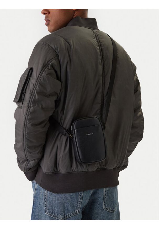 Calvin Klein Saszetka Raised Slim Reporter LV04D3278G Czarny. Kolor: czarny. Materiał: skóra