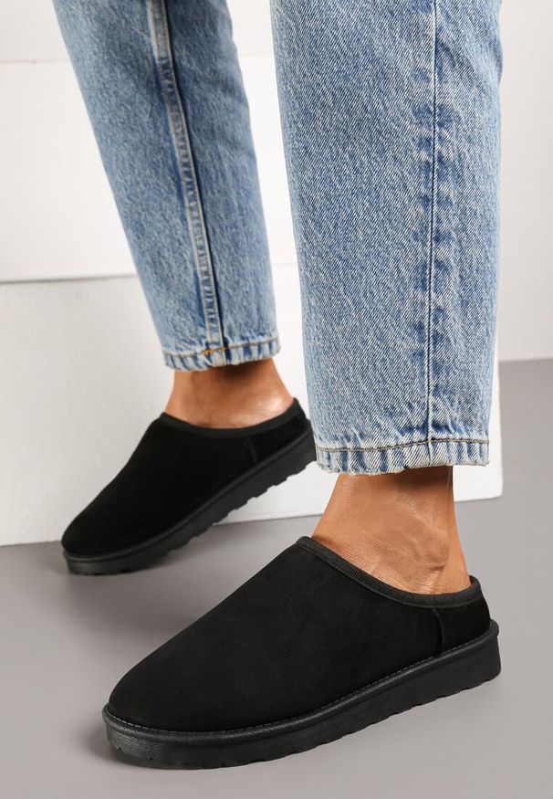 Born2be - Czarne Klasyczne Płaskie Kapcie z Futerkiem Neccaria. Okazja: na co dzień, do domu. Kolor: czarny. Materiał: futro. Styl: klasyczny