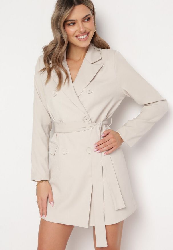 Born2be - Beżowa Sukienka o Fasonie Marynarki Dwurzędowa z Poduszkami w Ramionach i Paskiem Sinseli. Kolor: beżowy